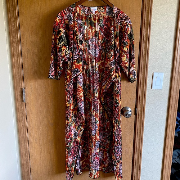 Lularoe rose print pleated shawl - Picture 1 of 7